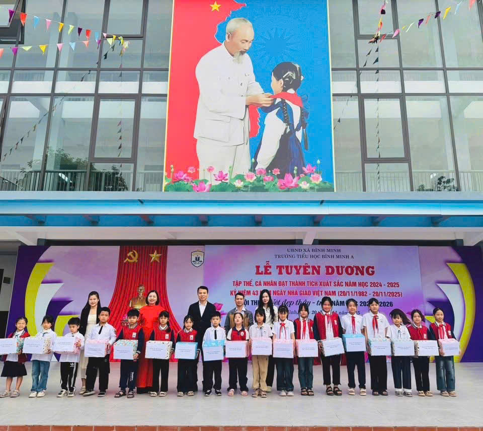 TIẾT SINH HOẠT DƯỚI CỜ – VỚI CHỦ ĐỀ “UỐNG NƯỚC NHỚ NGUỒN- BIẾT ƠN THẦY CÔ