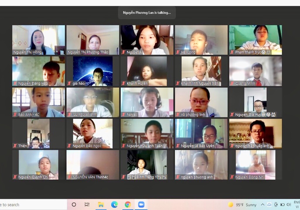Một số hình ảnh học sinh thi học kì trực tuyến