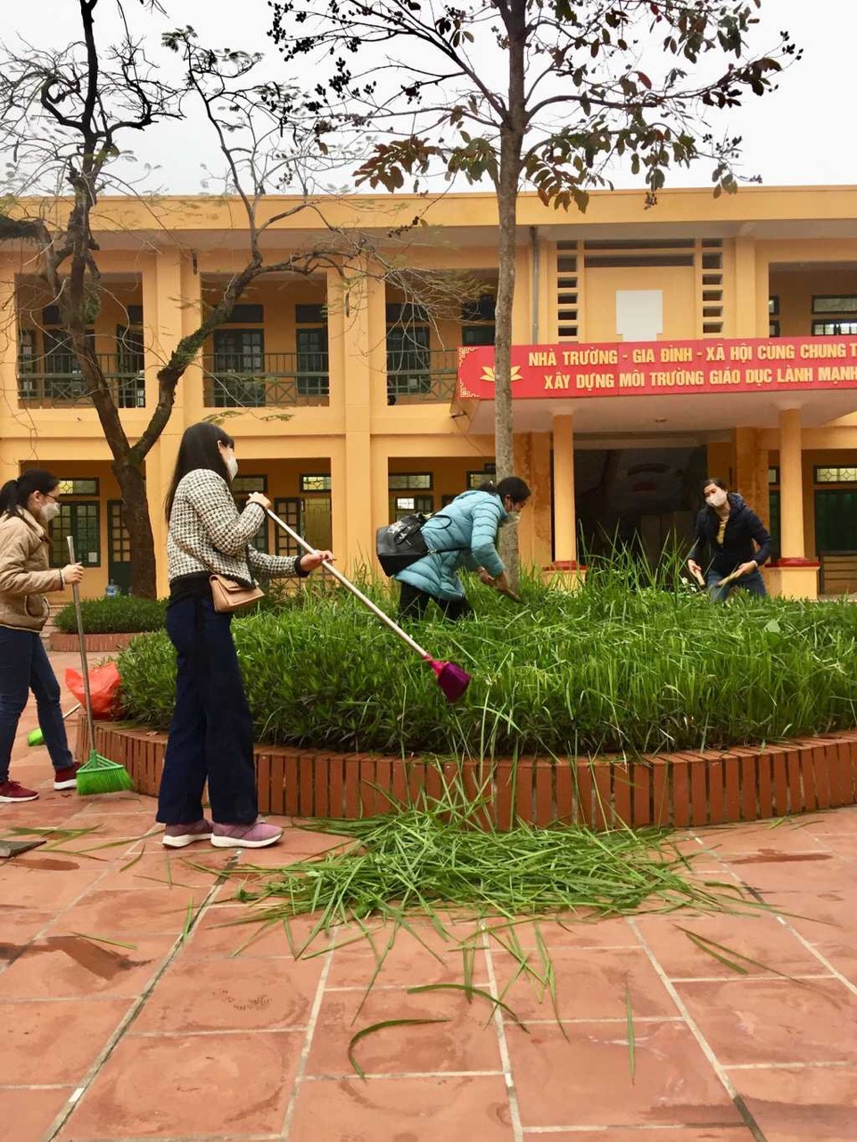Thầy cô giáo toàn trường tổng vệ sinh chuẩn bị đón học sinh quay lại trường.