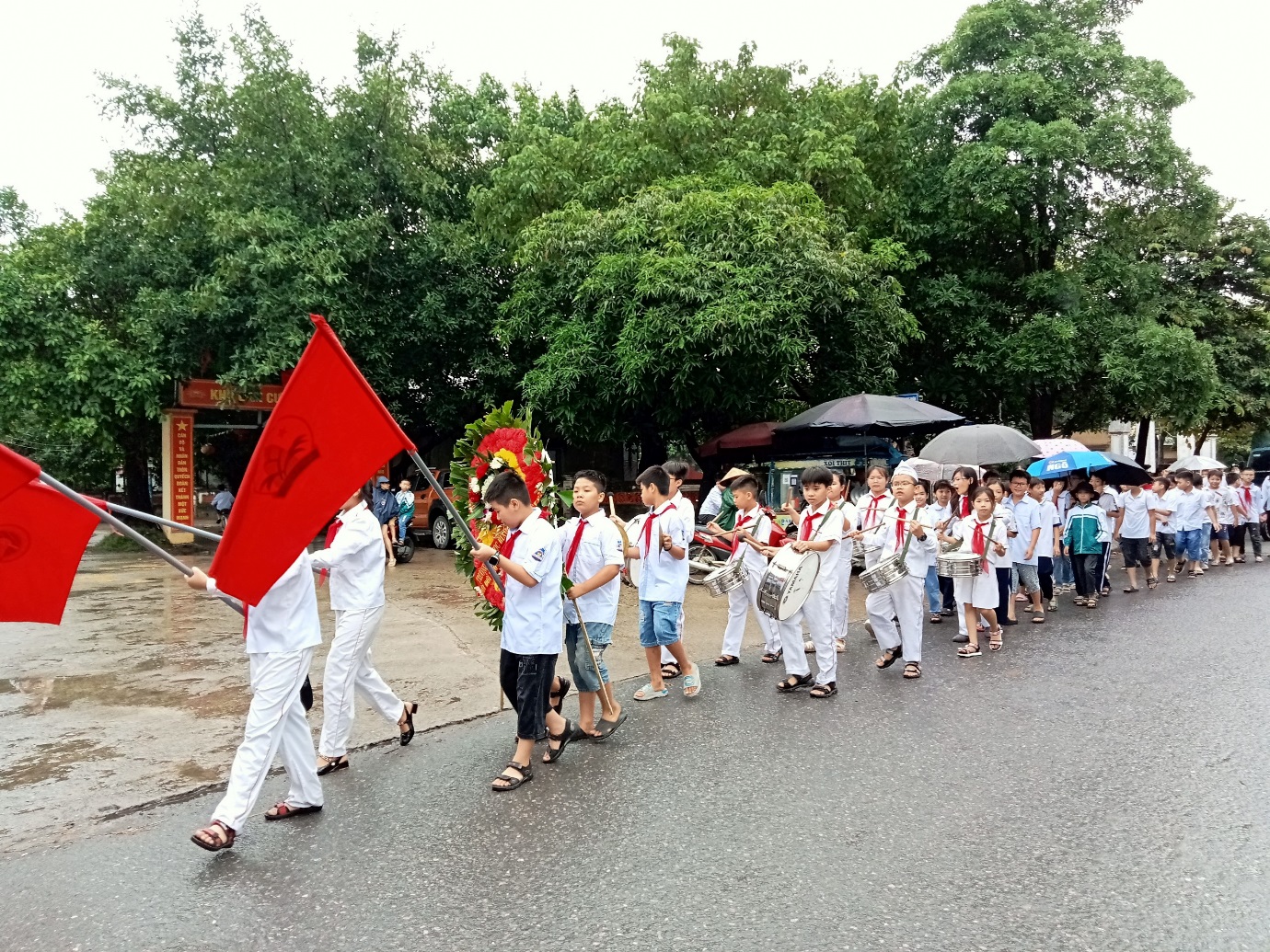 Viếng nghĩa trang liệt sĩ xã Bình Minh