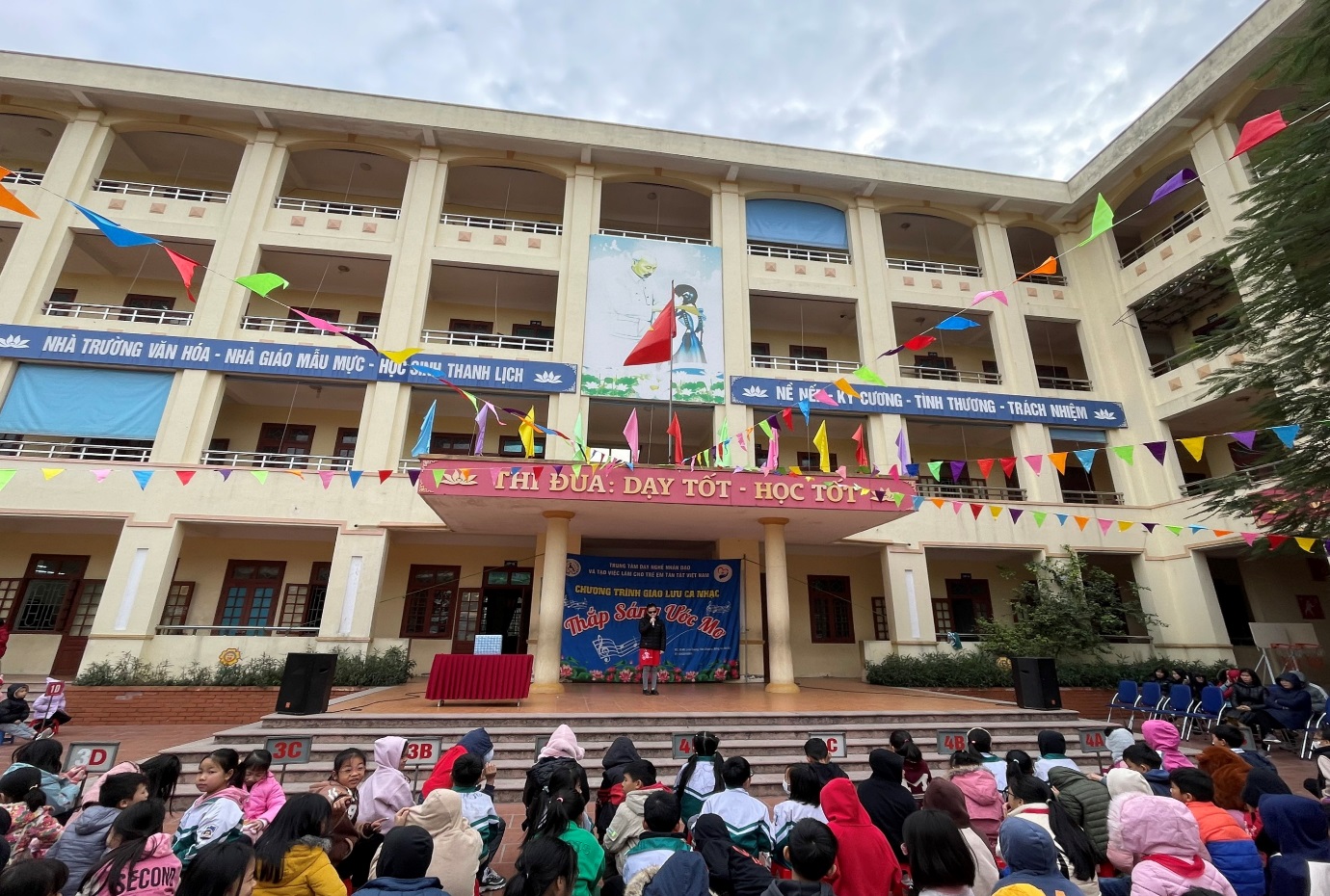 Chương trình" Thắp sáng ước mơ"