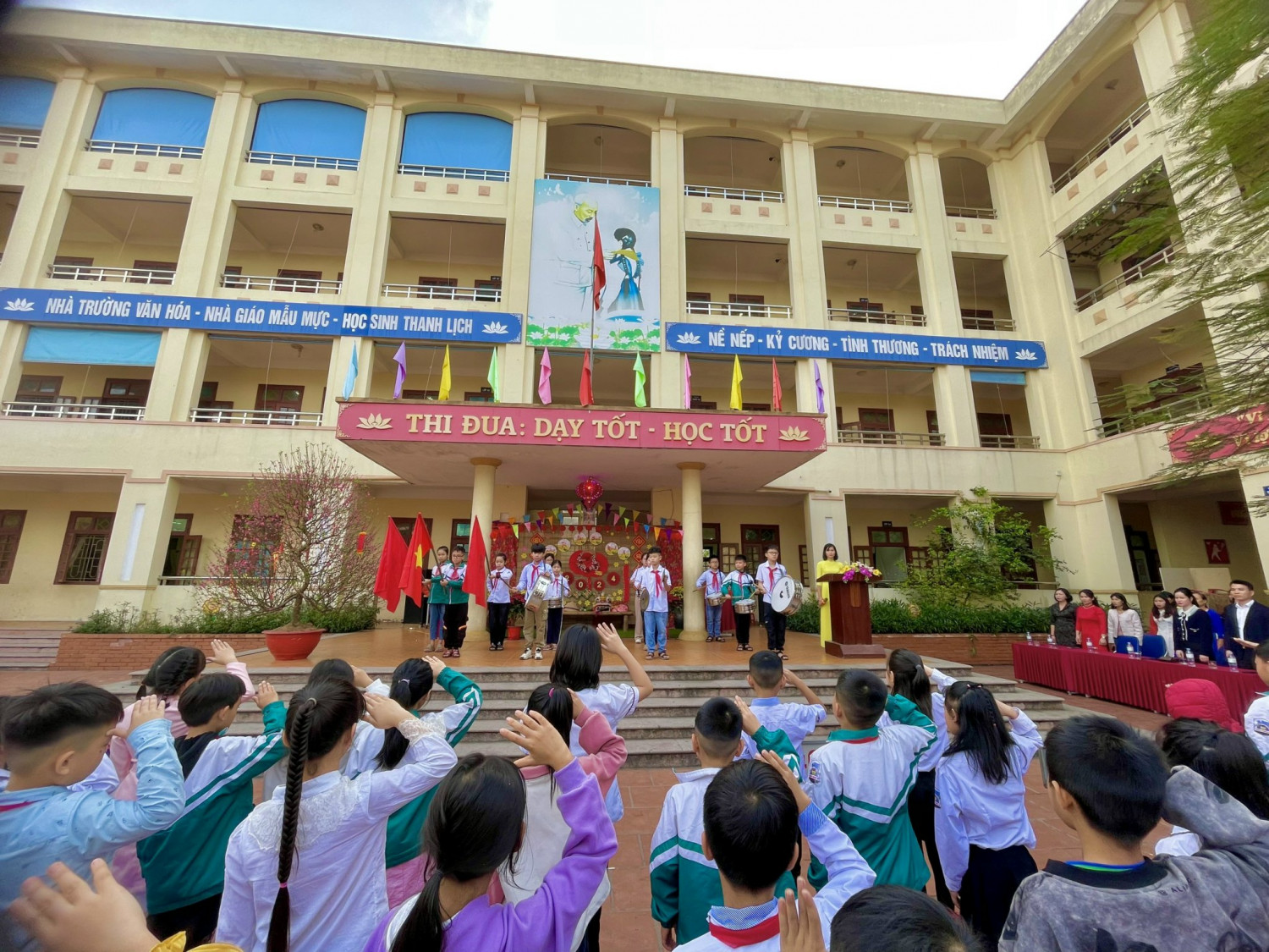 TẶNG QUÀ CHO HỌC SINH CÓ HOÀN CẢNH KHÓ KHĂN XUÂN GIÁP THÌN 2024