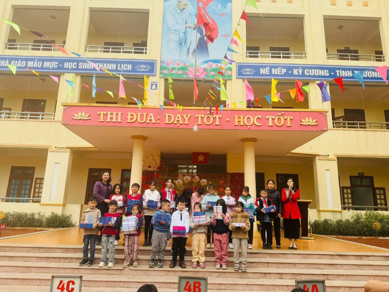 TRƯỜNG TIỂU HỌC BÌNH MINH A TỔ CHỨC LỄ SƠ KẾT HỌC KỲ I NĂM HỌC 2024 - 2025